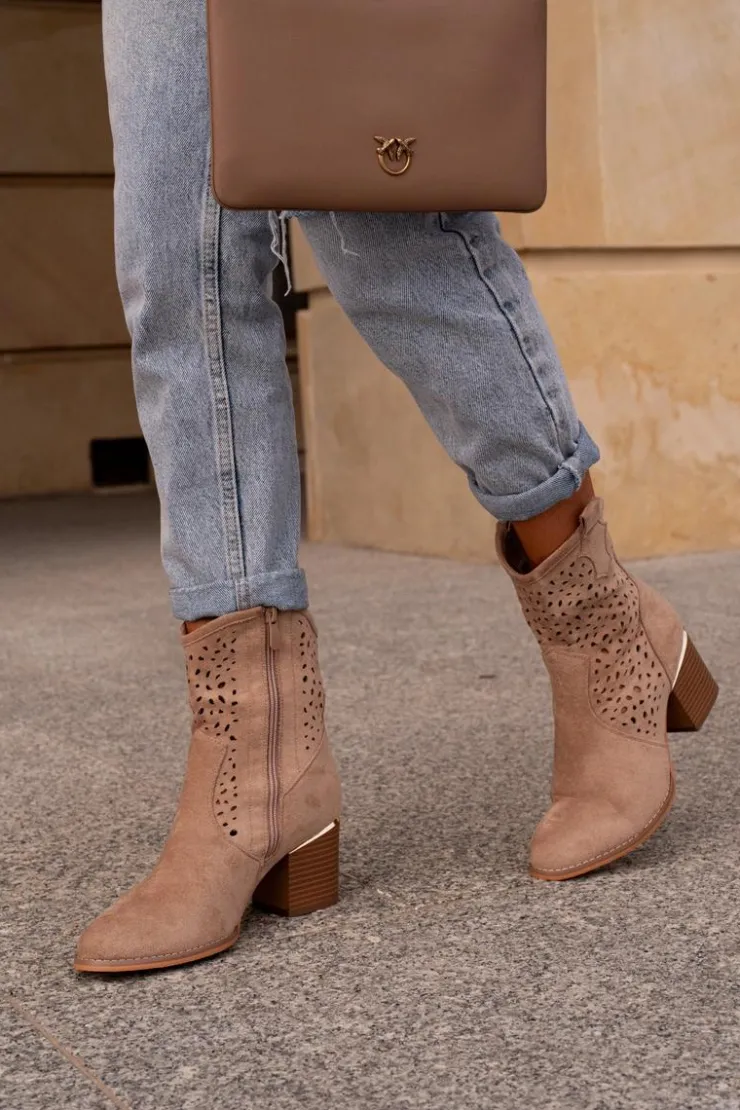 Damskie Boto Ażurowe Botki Na Słupku Z Eko Zamszu Zapinane Na Zamek Ciemnobeżowe Sevana