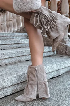 Outlet Boto Botki Damskie Na Słupku Z Frędzlami I Złotymi Klamrami Beżowe Evelisse Beżowy