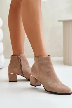 Outlet Boto Eko Zamszowe Botki Na Słupku Zapinane Na Zamek Ciemnobeżowe Sairis