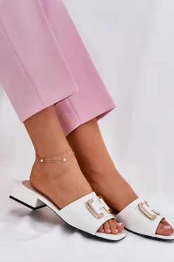 Buty damskie Vinceza Klapki Na Obcasie*Eleganckie Klapki Damskie Na Klocku Ze Złotym Detalem Vinceza 62229 Białe Biały