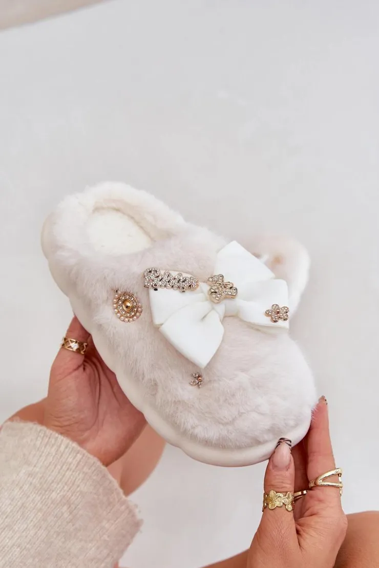 Boto Kapcie Klasyczne*Futrzane Kapcie Z Kokardką I Przypinkami Białe Annalira Biały
