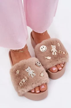 Sale Boto Klapki Damskie Na Platformie Z Futerkiem I Złotymi Przypinkami Beżowe Livira