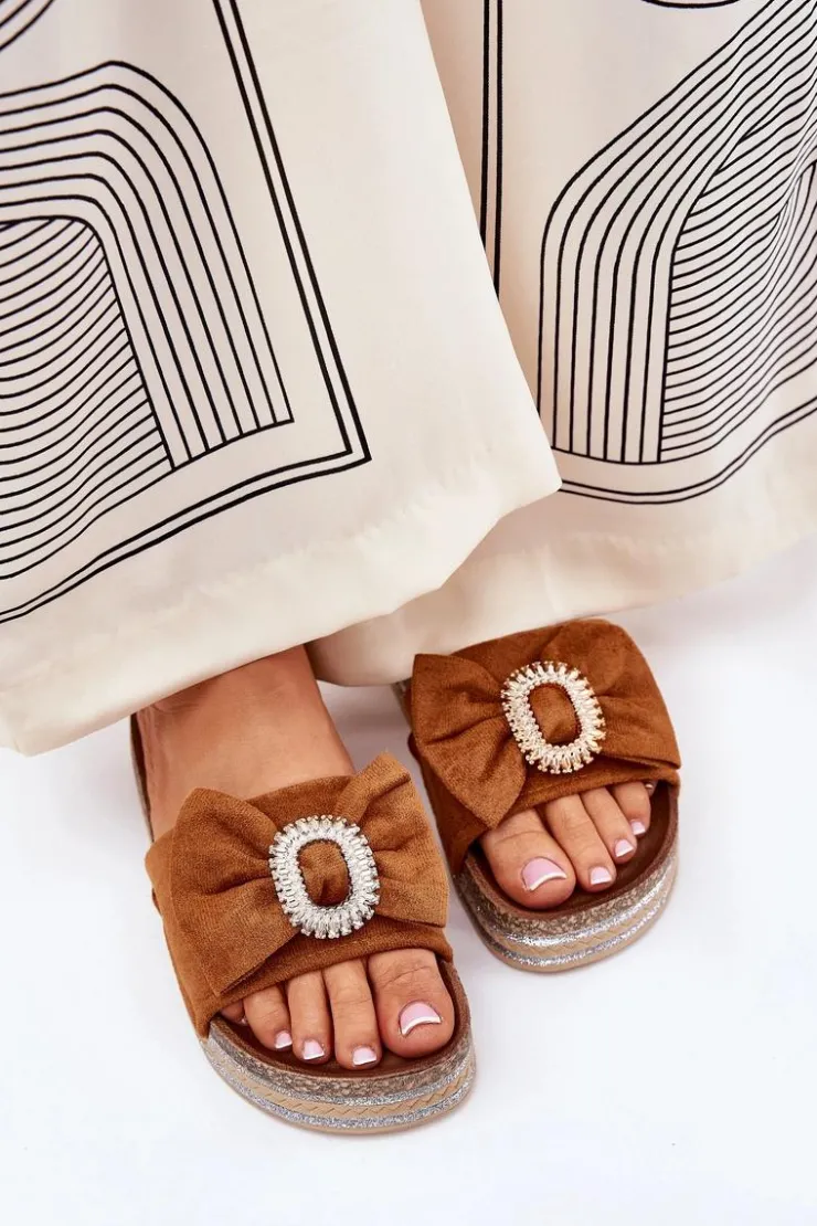 New Boto Klapki Damskie Na Platformie Z Kokardką I Ozdobną Broszką Camel Lenela Brązowy