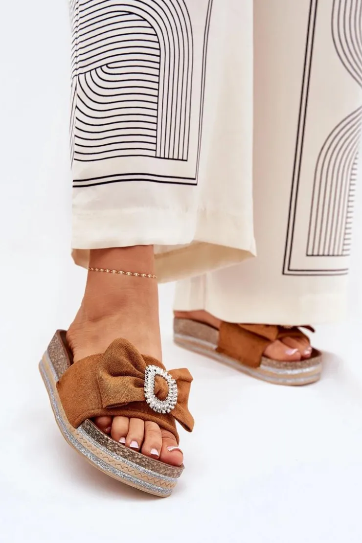 New Boto Klapki Damskie Na Platformie Z Kokardką I Ozdobną Broszką Camel Lenela Brązowy