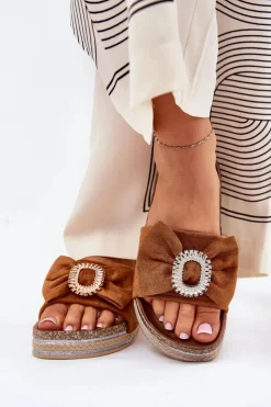 New Boto Klapki Damskie Na Platformie Z Kokardką I Ozdobną Broszką Camel Lenela Brązowy