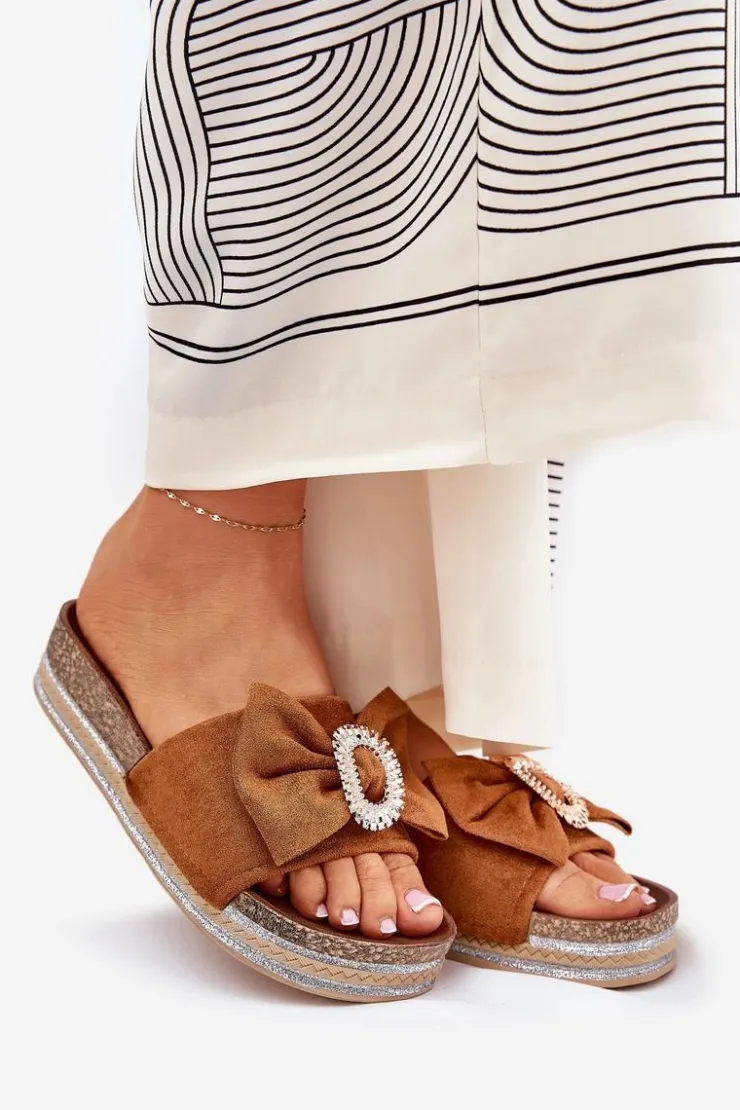 New Boto Klapki Damskie Na Platformie Z Kokardką I Ozdobną Broszką Camel Lenela Brązowy