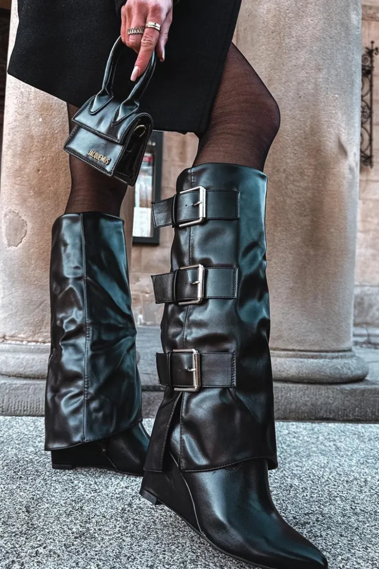 Damskie Boto Kozaki Damskie Na Koturnie Z Wywiniętą Cholewką I Srebrnymi Klamrami Czarne Sarisse