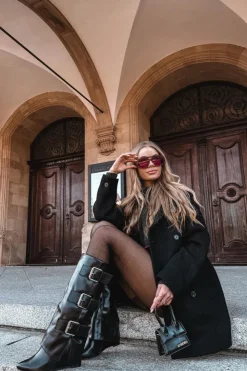 Damskie Boto Kozaki Damskie Na Koturnie Z Wywiniętą Cholewką I Srebrnymi Klamrami Czarne Sarisse