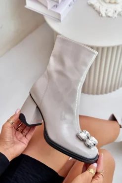 Damskie Damskie buty S.Barski Lakierowane Botki Damskie Na Słupku Z Ozdobą D&A MR880-019 Jasnoszare