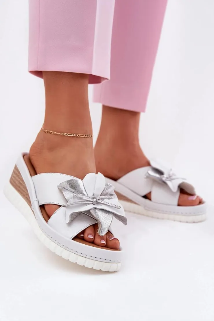 Artiker Klapki Na Koturnie|Klapki Damskie Klasyczne*Skórzane Klapki Damskie Na Koturnie Z Ozdobnym Kwiatem 54C0538 Biało-Srebrne Srebrny