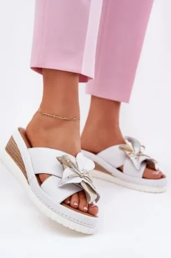 Artiker Skórzane Klapki Damskie Na Koturnie Z Ozdobnym Kwiatem 52C0537 Białe Biały