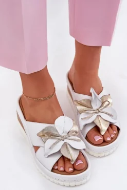 Artiker Skórzane Klapki Damskie Na Koturnie Z Ozdobnym Kwiatem 52C0537 Białe Biały