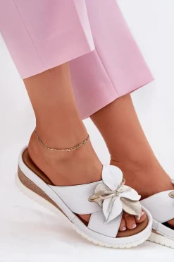 Artiker Skórzane Klapki Damskie Na Koturnie Z Ozdobnym Kwiatem 52C0537 Białe Biały