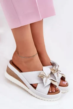 Artiker Skórzane Klapki Damskie Na Koturnie Z Ozdobnym Kwiatem 52C0537 Białe Biały