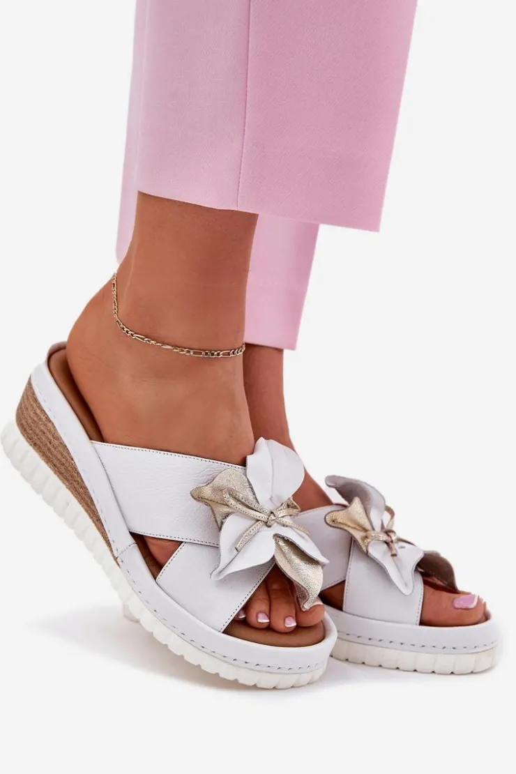 Artiker Skórzane Klapki Damskie Na Koturnie Z Ozdobnym Kwiatem 52C0537 Białe Biały