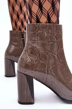 Damskie buty S.Barski Skórzane Lakierowane Botki Na Słupku S.Barski MR870-58 Ciemnobeżowe