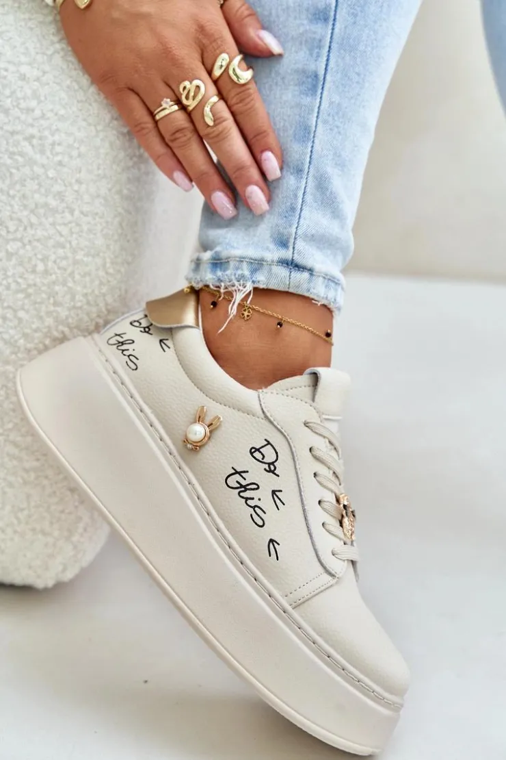 Buty damskie Vinceza Sneakersy Damskie*Skórzane Sneakersy Damskie Na Platformie Z Przypinkami I Napisem Vinceza 89102 Beżowe Beżowy