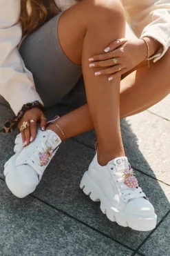 Outlet CheBello Skórzane Sneakersy Z Ozdobną Broszką Ananas 4651 Białe