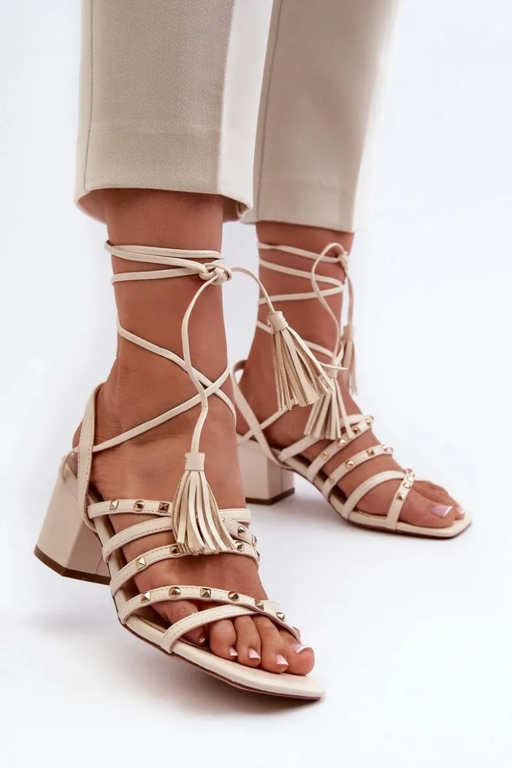 Clearance Evento Wiązane Sandały Na Niskim Obcasie Ozdobione Ćwiekami Beżowe Chrisele Beżowy