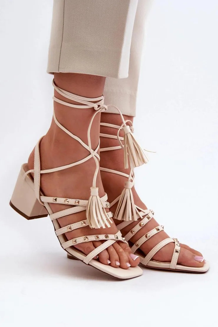 Clearance Evento Wiązane Sandały Na Niskim Obcasie Ozdobione Ćwiekami Beżowe Chrisele Beżowy