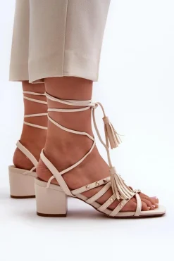 Clearance Evento Wiązane Sandały Na Niskim Obcasie Ozdobione Ćwiekami Beżowe Chrisele Beżowy