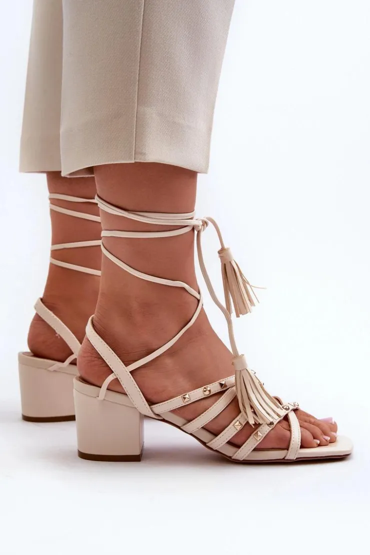 Clearance Evento Wiązane Sandały Na Niskim Obcasie Ozdobione Ćwiekami Beżowe Chrisele Beżowy