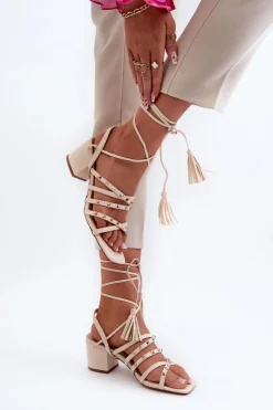 Clearance Evento Wiązane Sandały Na Niskim Obcasie Ozdobione Ćwiekami Beżowe Chrisele Beżowy