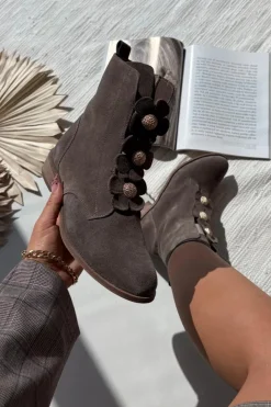 Hot Zazoo Zamszowe Botki Damskie Z Ozdobnymi Kwiatkami 3085 Ciemnobeżowe Beżowy