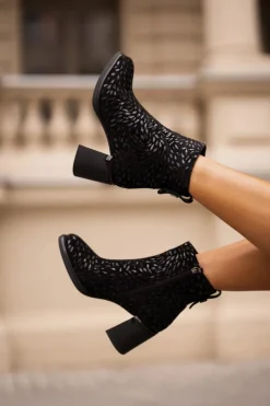 Damskie Damskie buty S.Barski Zamszowe Botki Na Słupku Z Ozdobnym Tłoczeniem D&A CR42-192 Czarne