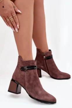 Damskie D&A Zamszowe Skórzane Botki Damskie Na Słupku Z Ozdobnym Paskiem Ocieplane CR52-650 Brązowe