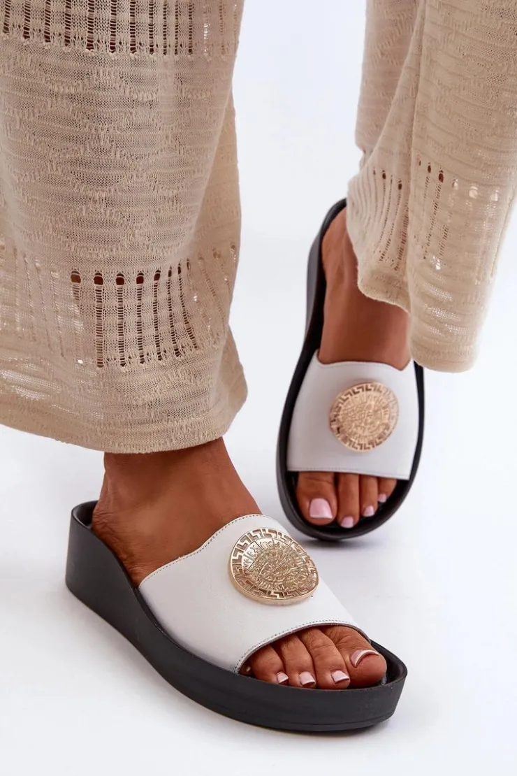 Clearance Zazoo 2920 Skórzane Klapki Damskie Na Koturnie Ze Złotym Detalem Białe Biały