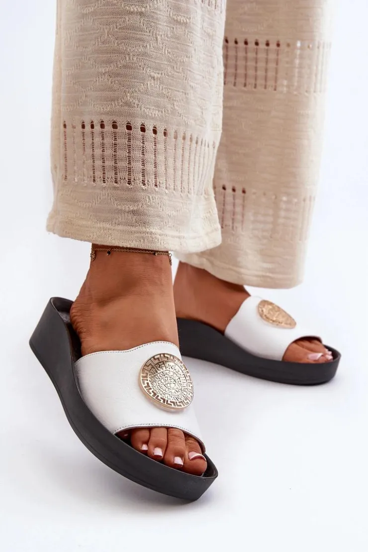 Clearance Zazoo 2920 Skórzane Klapki Damskie Na Koturnie Ze Złotym Detalem Białe Biały