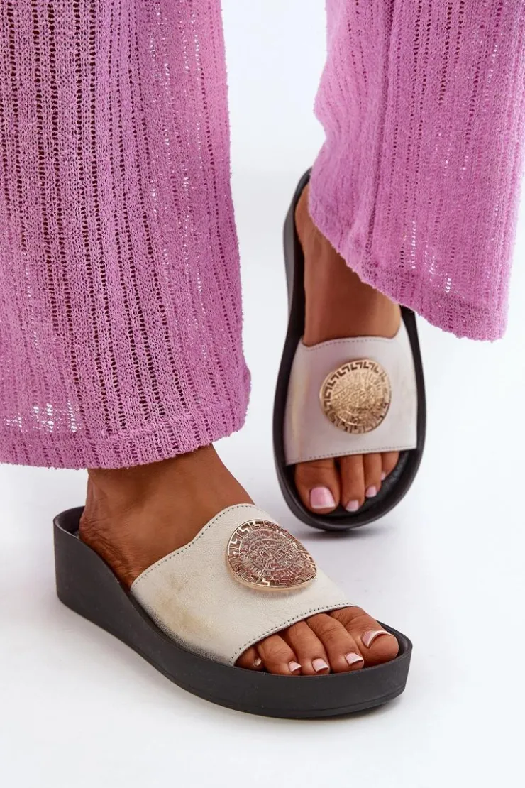 Discount Zazoo 2920 Skórzane Klapki Damskie Na Koturnie Ze Złotym Detalem Złoty Przecierany