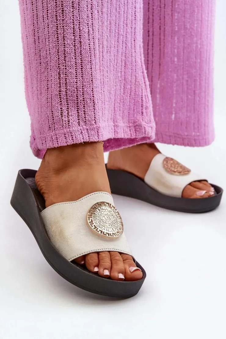 Discount Zazoo 2920 Skórzane Klapki Damskie Na Koturnie Ze Złotym Detalem Złoty Przecierany