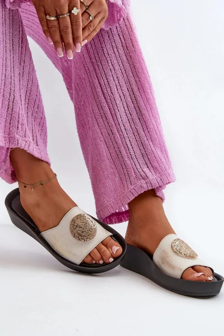 Discount Zazoo 2920 Skórzane Klapki Damskie Na Koturnie Ze Złotym Detalem Złoty Przecierany