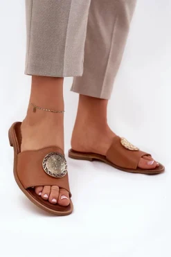 Outlet Zazoo 2938 Skórzane Klapki Na Płaskim Obcasie Z Ozdobą Camel Brązowy