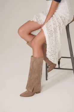 Damskie Boto Zdobione Kozaki Z Wywiniętą Cholewką Na Słupku Ciemnobeżowe Ivilta